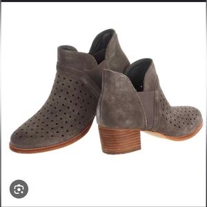 EUC!! Earth Keren Bootie Sz 6 Gray Suede